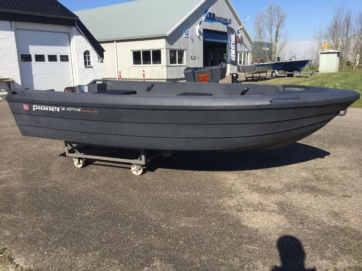 Pioner 14 pro active darkline overjarig!, Watersport en Boten, Vis- en Consoleboten, Nieuw, 10 tot 30 pk, 3 tot 6 meter, Benzine