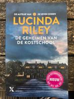Lucinda Riley - De geheimen van de kostschool, Boeken, Lucinda Riley, Ophalen of Verzenden, Zo goed als nieuw, Nederland