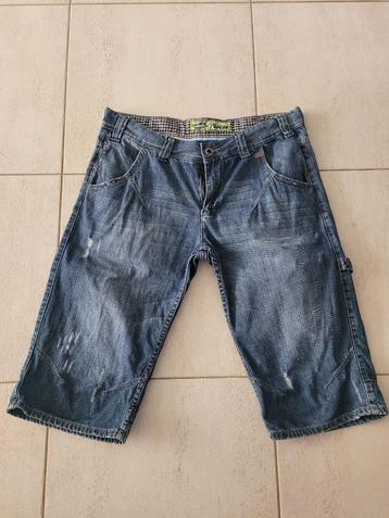 Korte spijkerbroek maat XXL beschikbaar voor biedingen