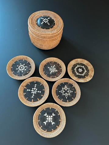 Vintage Rotan Onderzetters met Parelmoer beschikbaar voor biedingen