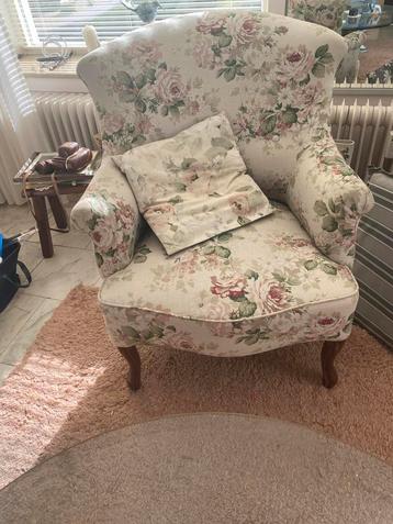 Bloemenfauteuil met Houten Poten beschikbaar voor biedingen