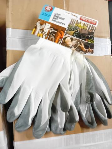 Nieuwe witte handschoenen beschikbaar voor biedingen