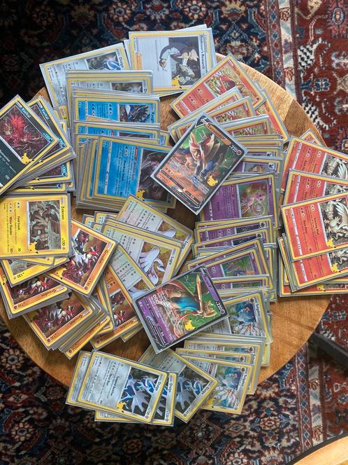 200 bulk Celebrations Pokémon kaarten, Hobby en Vrije tijd, Verzamelkaartspellen | Pokémon, Zo goed als nieuw, Meerdere kaarten