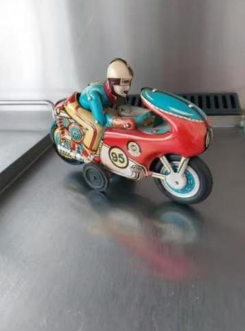 Blikken motorrijder beschikbaar voor biedingen