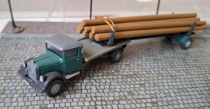 Wiking 3420 Mercedes Benz L2500 + boomstam aanhanger, 1/87, Hobby en Vrije tijd, Modelauto's | 1:87, Zo goed als nieuw, Bus of Vrachtwagen