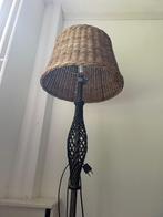 Brocante staande lamp met rattan lampenkap, Ophalen
