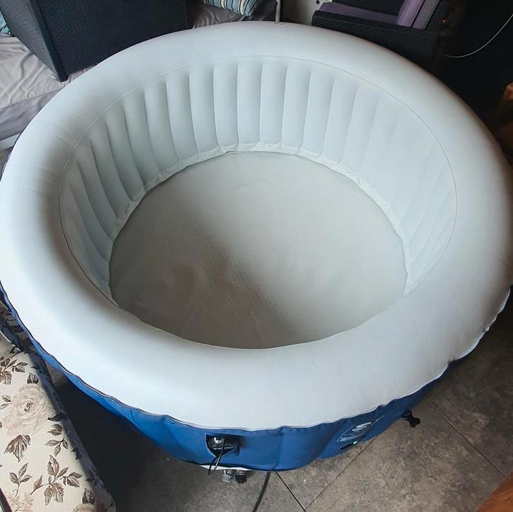 Jacuzzi MSpa Lite - Opblaasbaar bubbelbad, Tuin en Terras, Bubbelbaden en Hottubs, Gebruikt, Opblaasbaar, Afdekzeil, Filter, Pomp