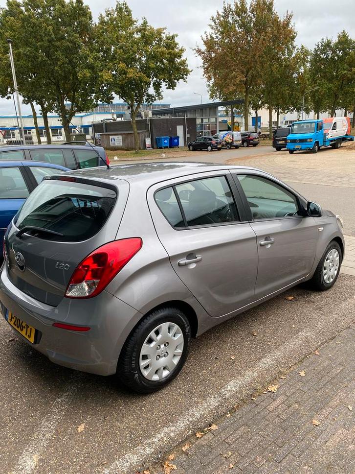 Hyundai i20 1.4 5-DRS AUT 2013 Grijs AUTOMAAT, Auto's, Hyundai, Bedrijf, Te koop, i20, Airbags, Centrale vergrendeling, Elektrische buitenspiegels