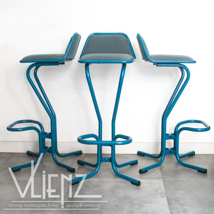 Drie industriële, stalen, metalen krukken, barkrukken, blauw, Huis en Inrichting, Barkrukken, Gebruikt, 60 tot 90 cm, Metaal, 3 krukken