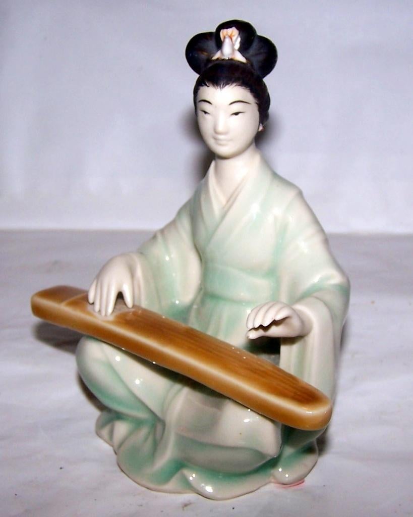 Porseleinen beeld Japanse Geisha Koto speler. Nieuwstaat., Antiek en Kunst, Ophalen of Verzenden