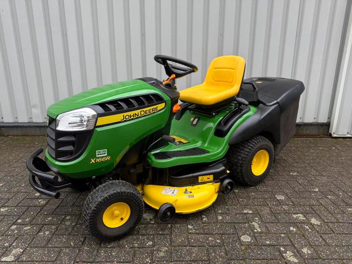 John Deere X166R | 2020, Tuin en Terras, Zitmaaiers, Zo goed als nieuw, 120 cm of meer, Elektrische starter, Opvangbak, Ophalen