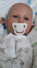 Dit is Teun, bijna 50 cm groot.  Hij is nog nieuw ., Kinderen en Baby's, Speelgoed | Poppen, Ophalen of Verzenden, Babypop