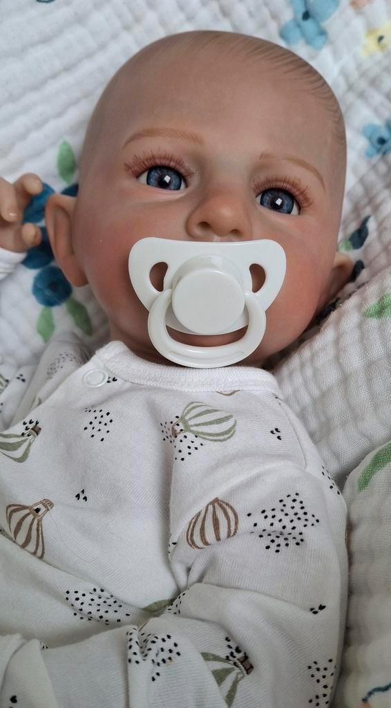 Dit is Teun, bijna 50 cm groot.  Hij is nog nieuw ., Kinderen en Baby's, Speelgoed | Poppen, Babypop, Ophalen of Verzenden