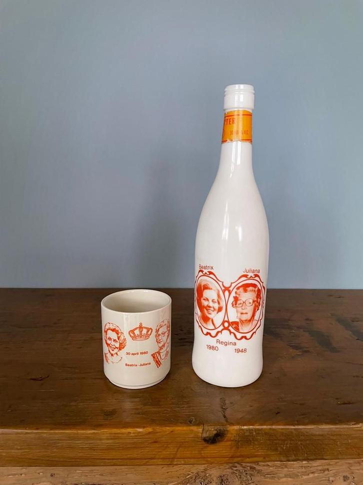 Oranjebitterfles en beker Troonswisseling 1980, Antiek en Kunst, Antiek | Keramiek en Aardewerk, Ophalen of Verzenden