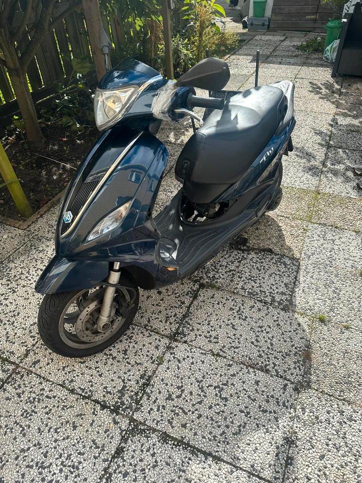 Piaggio new fly, Fietsen en Brommers, Scooters | Piaggio, Gebruikt, Fly, Maximaal 45 km/u, Benzine, Ophalen