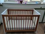 Ledikant, in eenvoudige stijl, wit & hout. L 126,B 67, H 82., Kinderen en Baby's, Babywiegjes en Ledikanten, Ophalen, Zo goed als nieuw