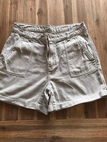 Leuke Kortebroek met zakjes, licht grijs C&A mt 38 beschikbaar voor biedingen
