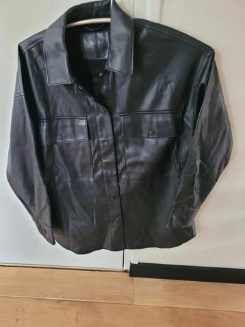 Zwart leatherlook jasje maat 38. beschikbaar voor biedingen