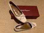 Pumps Salvatore Ferragamo hakje 38, Schoenen met lage hakken, Wit, Ophalen of Verzenden, Gedragen