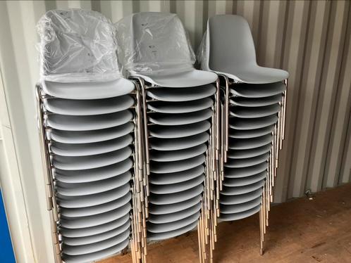 Kantinestoelen lichtgrijs stapelstoelen kuipstoelen nieuw, Huis en Inrichting, Stoelen, Nieuw, Vijf, Zes of meer stoelen, Kunststof