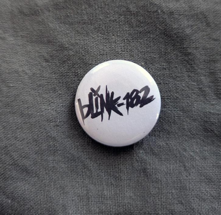 Blink182 Band button – 25mm button / speld / pin, Verzamelen, Speldjes, Pins en Buttons, Nieuw, Button, Overige onderwerpen, Verzenden