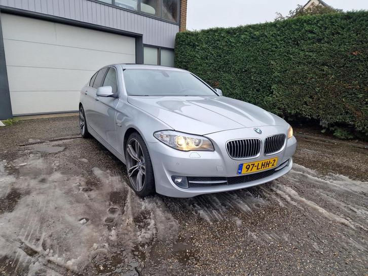 BMW 5-Serie 3.0 I 523 AUT 2010 Grijs, Auto's, BMW, Particulier, 5-Serie, Cruise Control, Head-up Display, LED verlichting, Panoramadak