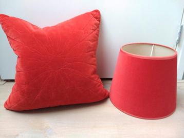 NIEUW: rood velours kussen 40x40 + bijpassend rode lampenkap beschikbaar voor biedingen