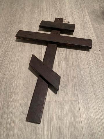 Groot religeus houten Orthodox kruis beschikbaar voor biedingen