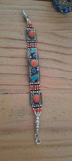 Tibetaans zilveren armband met koraal en lapis lazuli.