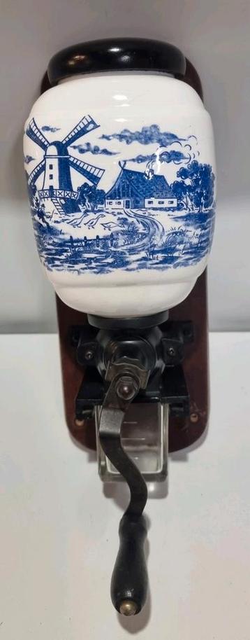 Oude koffiemolen wit met blauw  beschikbaar voor biedingen