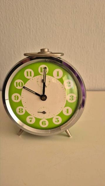 Groene vintage retro wekker uit de seventies beschikbaar voor biedingen