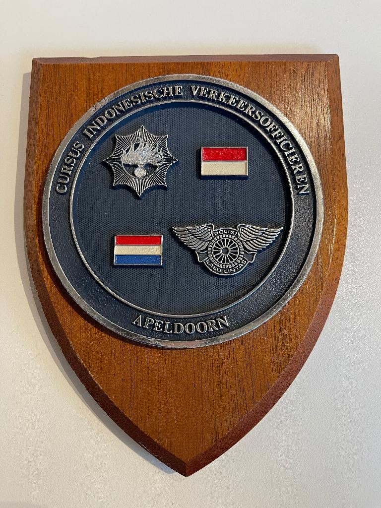 Rijkspolitie CURSUS INDONESISCHE VERKEERSOFFICEREN APELDOORN, Verzamelen, Verzenden, Overige soorten, Nederland, Embleem of Badge