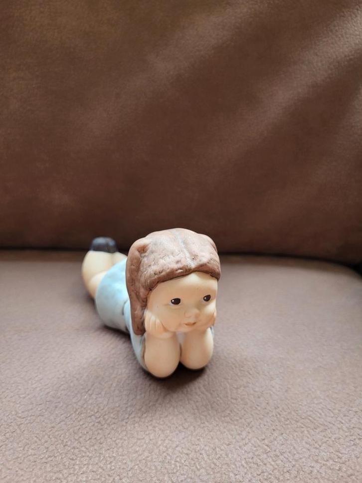 Goebel Beeldje Meisje Liggend - 1992 WD-027, Antiek en Kunst, Kunst | Beelden en Houtsnijwerken, Ophalen of Verzenden