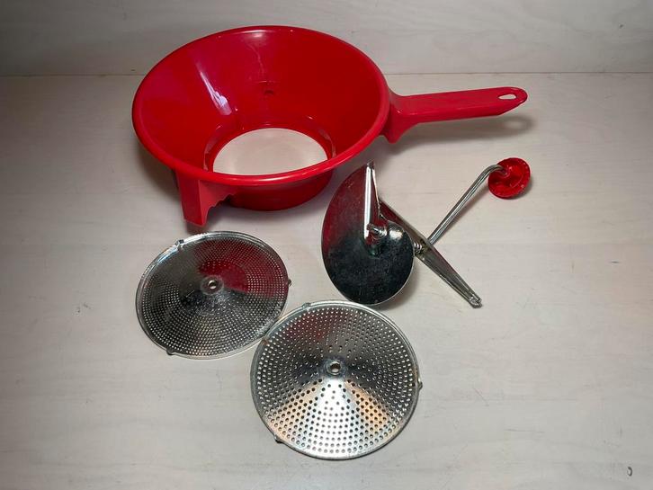 Forse roerzeef passeerzeef rood compleet met twee messen, Huis en Inrichting, Keuken | Keukenbenodigdheden, Gebruikt, Ophalen of Verzenden