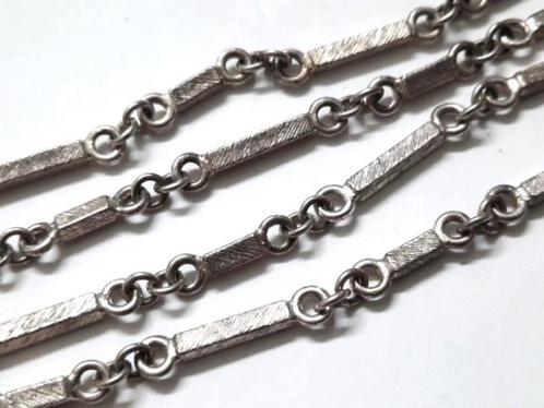 Lange zilverkleurige ketting lange en korte staafjes (6917), Sieraden, Tassen en Uiterlijk, Kettingen, Gebruikt, Overige materialen