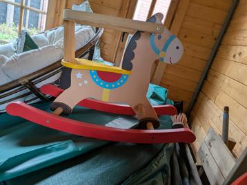 Leuk houten hobbelpaard beschikbaar voor biedingen