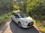 Citroën DS3 1.2 VTi So Chic Cabrio 2015 Wit, Auto's, Citroën, Voorwielaandrijving, 1199 cc, Leder en Stof, Wit
