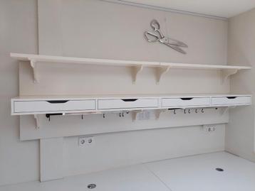 Ikea boeken planken en lades met licht eronder  beschikbaar voor biedingen