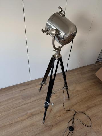 Mooie industriële vloerlamp spot beschikbaar voor biedingen
