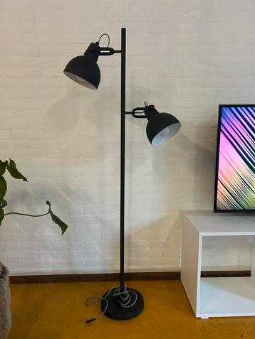 Industriele vloerlamp beschikbaar voor biedingen