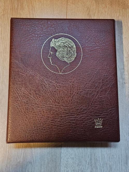 Luxe bruine verzamelalbum Beatrix 1982 - 1994 met munten, Postzegels en Munten, Munten en Bankbiljetten | Toebehoren, Verzamelmap