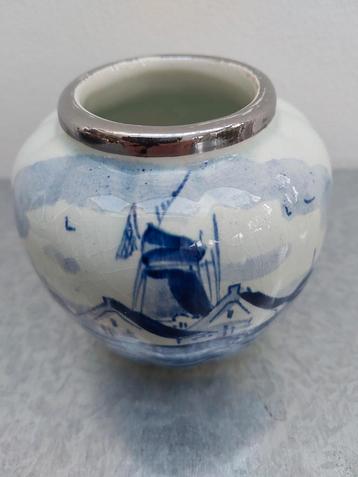 Prachtig lepelvaasje in stijl van Delfts blauw beschikbaar voor biedingen