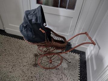 Te koop,leuke antieke poppen kinderwagen 