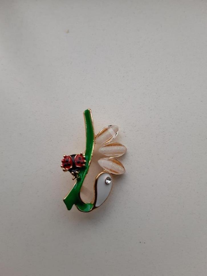 Goudkleurige broche tak met lieveheersbeestje en 4 blaadjes, Sieraden, Tassen en Uiterlijk, Broches, Nieuw, Overige materialen