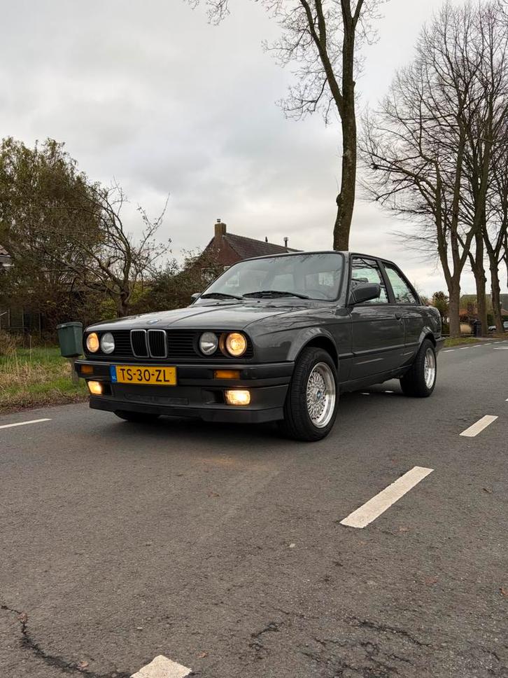 BMW e30 320i Dolphin Metallic | Orig. NL, Auto's, BMW, Particulier, 3-Serie, Centrale vergrendeling, Climate control, Elektrische buitenspiegels