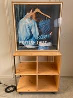 Vitrine/display kast met verlichting op wieltjes., Met hangruimte, 50 tot 100 cm, Zo goed als nieuw, 150 tot 200 cm