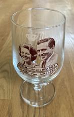 Bierglas op voet met afbeelding Beatrix en Claus vintage, Verzamelen, Ophalen of Verzenden, Zo goed als nieuw, Nederland, Servies
