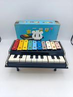 Ca 60 jaar oude piano, in zijn originele doos. Made in China, Ophalen of Verzenden