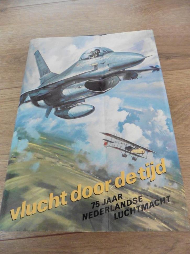 75 jaar Nederlandse Luchtmacht Vlucht door de tijd, Verzamelen, Luchtvaart en Vliegtuigspotten, Zo goed als nieuw, Boek of Tijdschrift