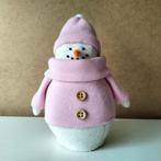 Sneeuwpop met rose trui (kant klaar), Hobby en Vrije tijd, Vilt, Verzenden, Nieuw, Figuurtje(s), Wolvilt